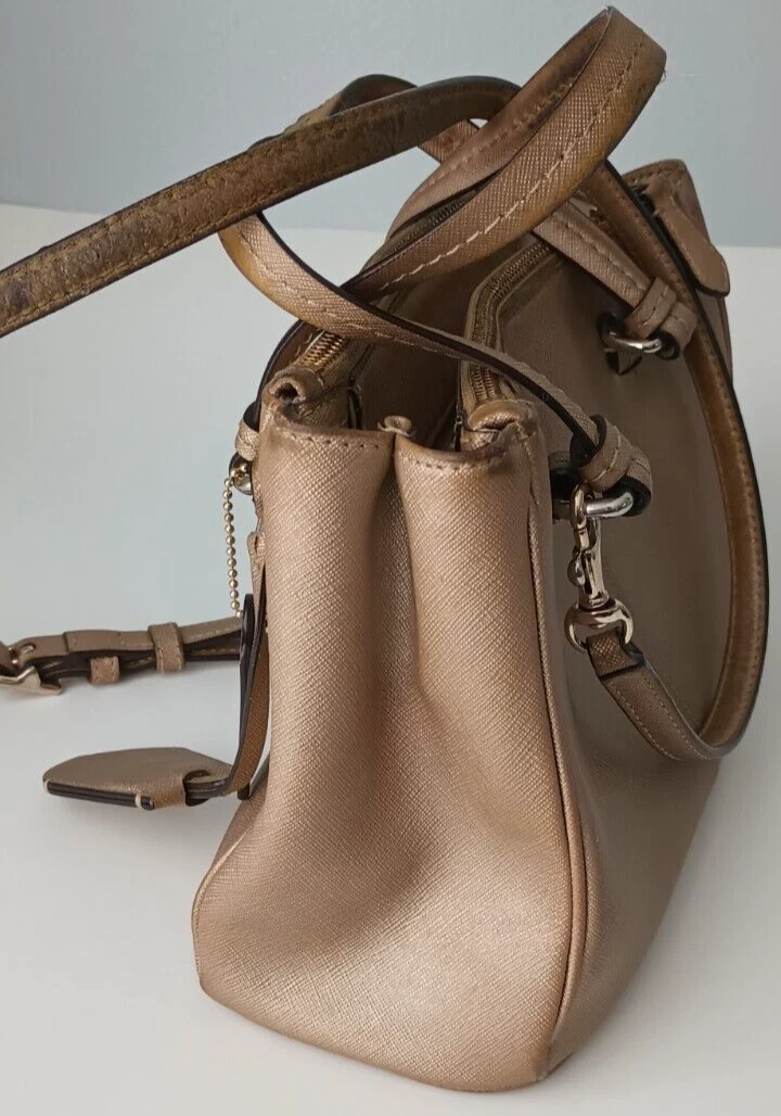 Borsa a tracolla Coach tono oro con tre scomparti lusso segni di usura