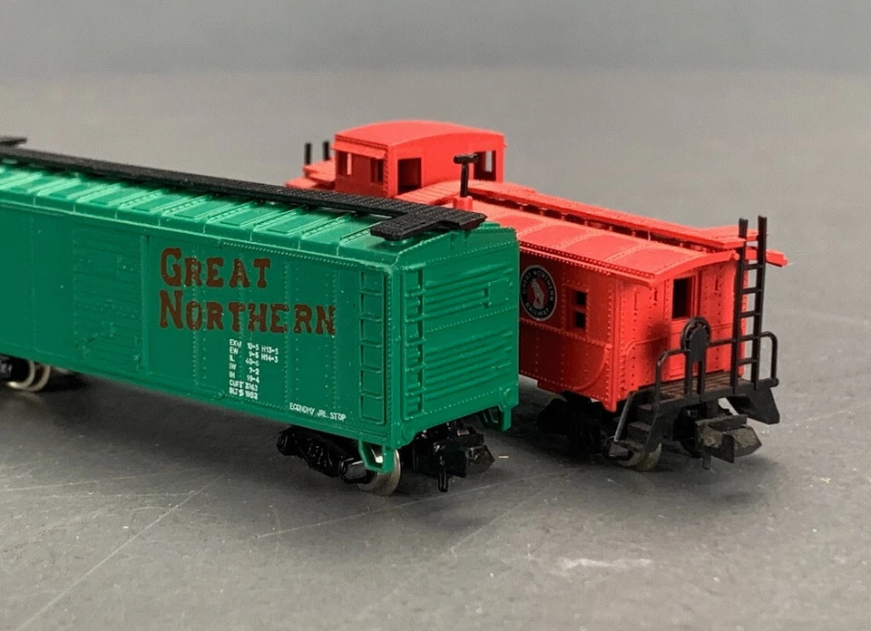 2X N Scale Life-Like Great Northern Caboose X602  & 40’ Boxcar #2702 N0310 TW - Image 3 of 4