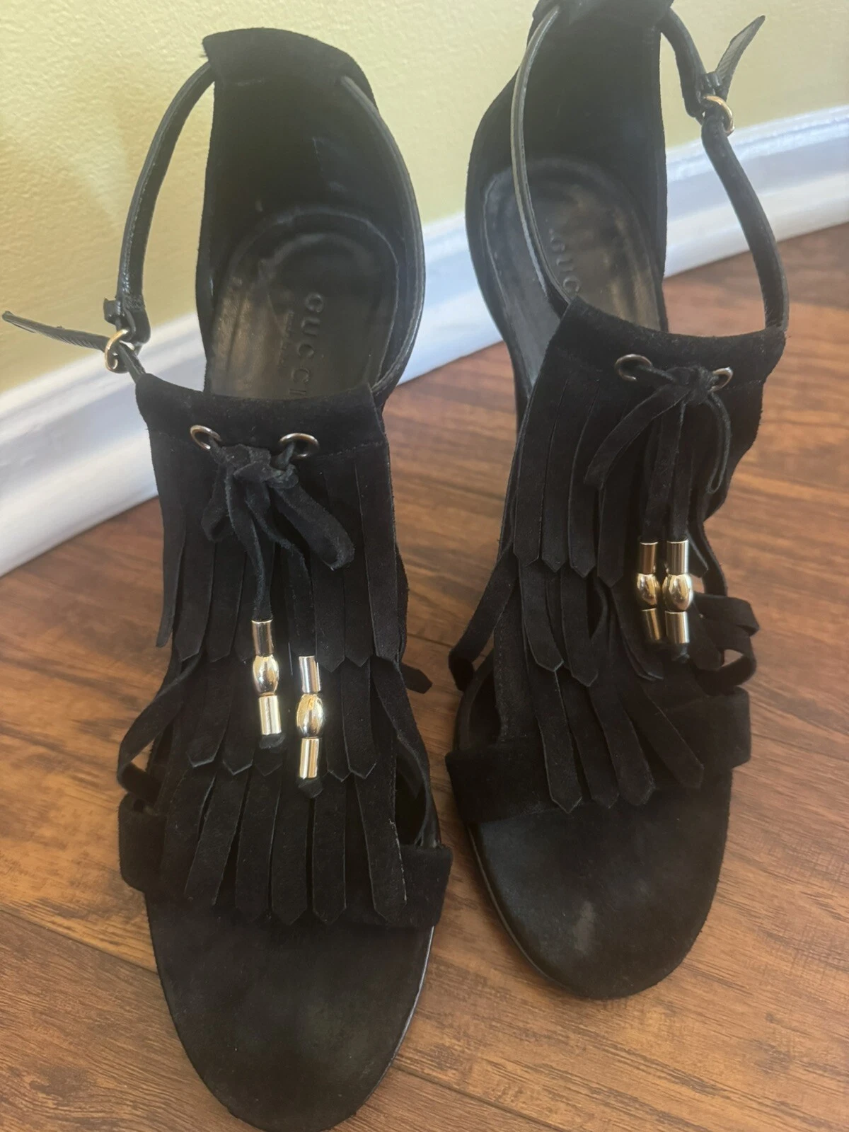 Chaussures femme Gucci. Taille 8z daim noir. Sangle de cheville avec franges.