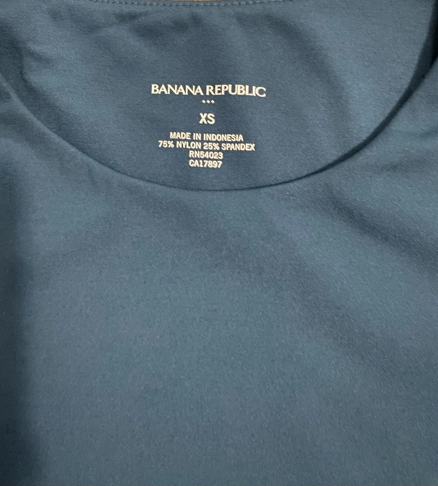 Camisa corta Banana Republic ropa activa manga larga verde azulado secado rápido talla XS. Foto 4 de 4