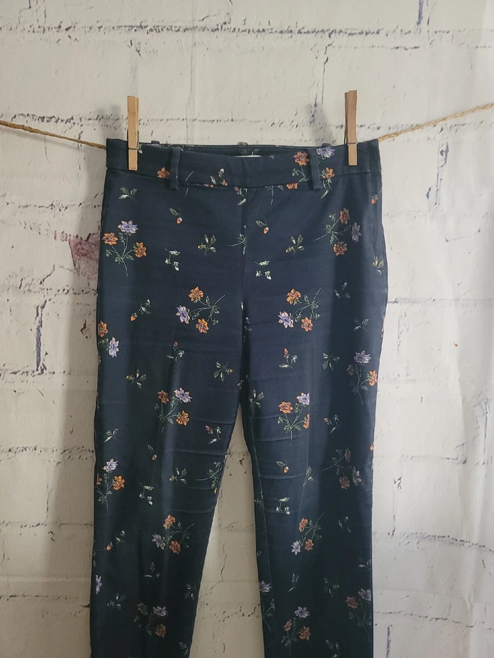 Pantalones chinos ajustados florales con cremallera lateral delantera plana talla 4 mezcla de algodón H&M Foto 2 de 4