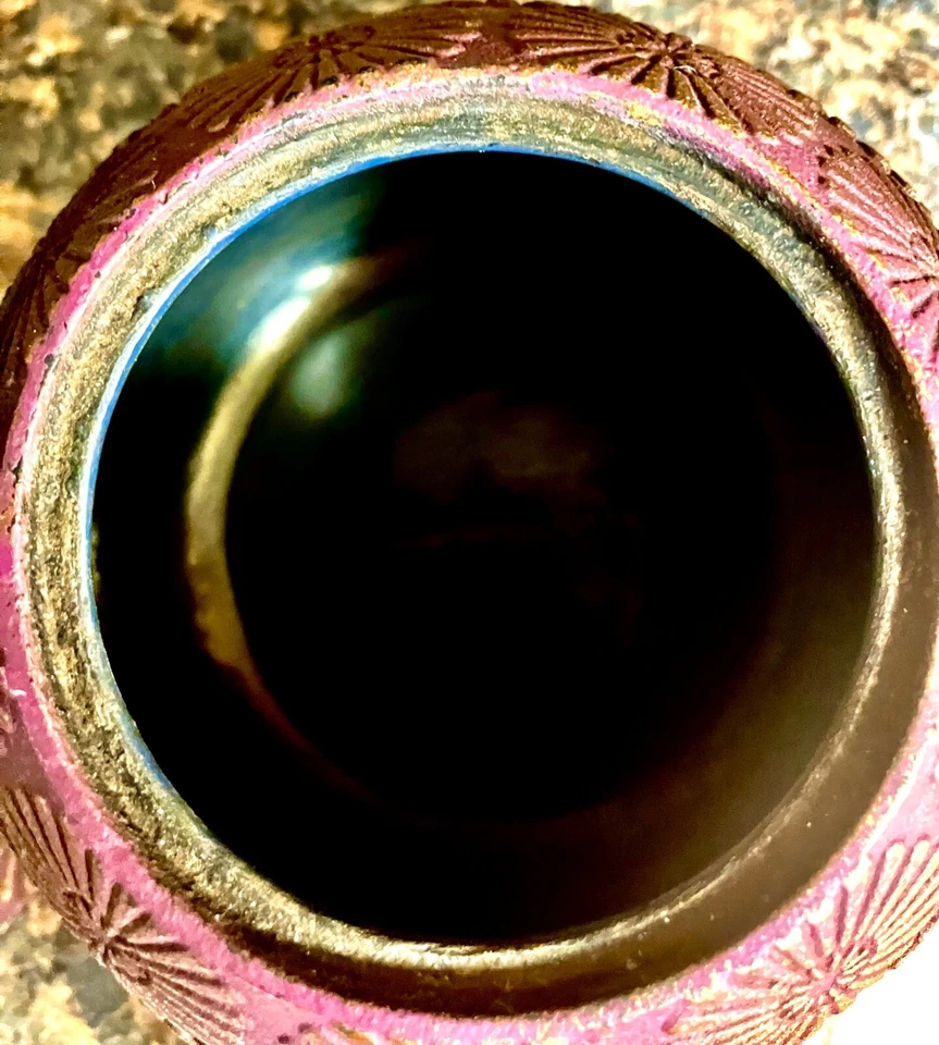 Tetera de hierro fundido ciruela con patrón floral dorado Sunburst Foto 4 de 4