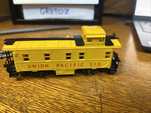 3 VAGONI TRENO RR CABOOSE SCALA HO -2 UNION PACIFIC E 1 VIA AUTO CABOOSES - Foto 13 di 14