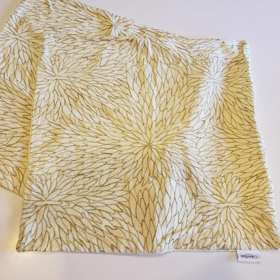 Fundas de almohada Calvin Klein CANTIDAD 2 flores de hilo metálico dorado amarillo pálido Foto 2 de 4