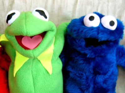KERMIT + COOKIE MOSNTER 2 MUPPETS HAND GLOVE PUPPETS SESAME STREET