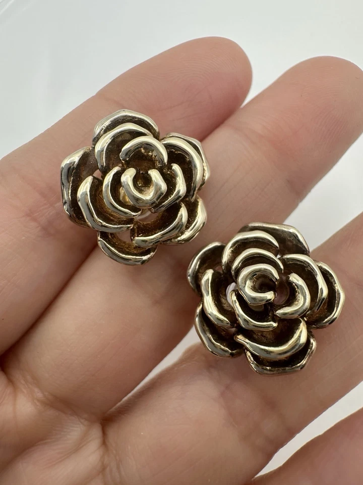 Aretes de oro sobre plata de ley 925 con flor de camelia  Foto 2 de 4