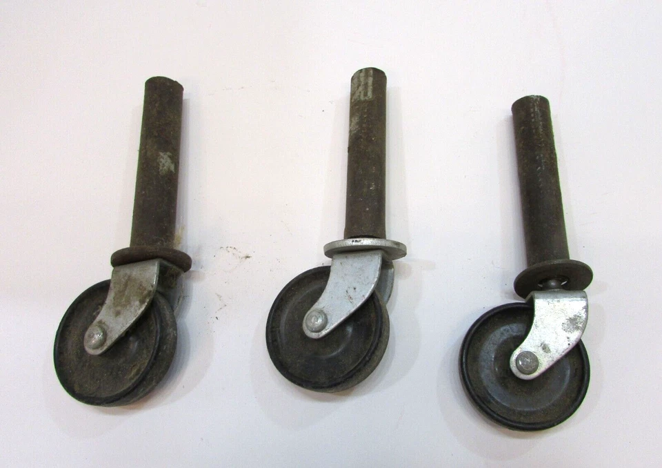 Tres ruedas giratorias de carro vintage de plástico negro de 2" de diámetro de los años 50 antiguas con insertos Foto 2 de 2