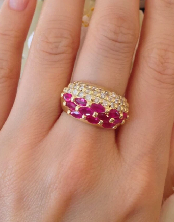 Anillo con banda redonda y rubí marquesa de diamantes en oro amarillo de 18 quilates - HM1414SB