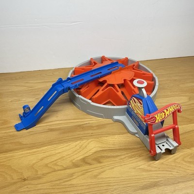 Hot Wheels Fast Blast Garage & Car Launcher - Rotating Garage 6 Cat Storage