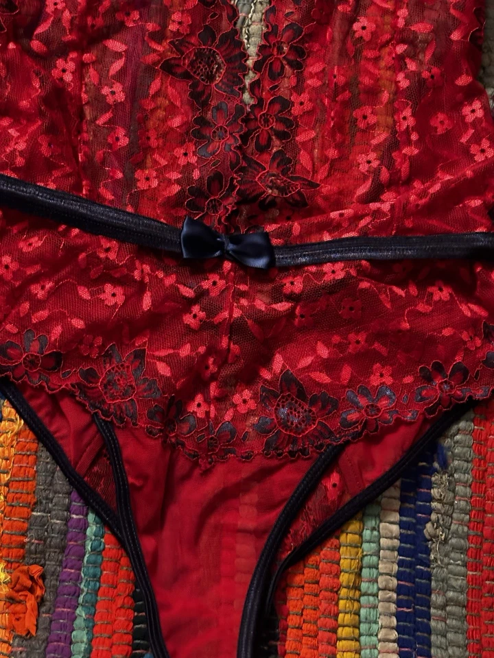 Mujeres Nuevo sin Etiquetas Super Sexy Una Pieza Peluche Flores Corbatas Alrededor del Cuello Recortado Espalda Foto 3 de 4