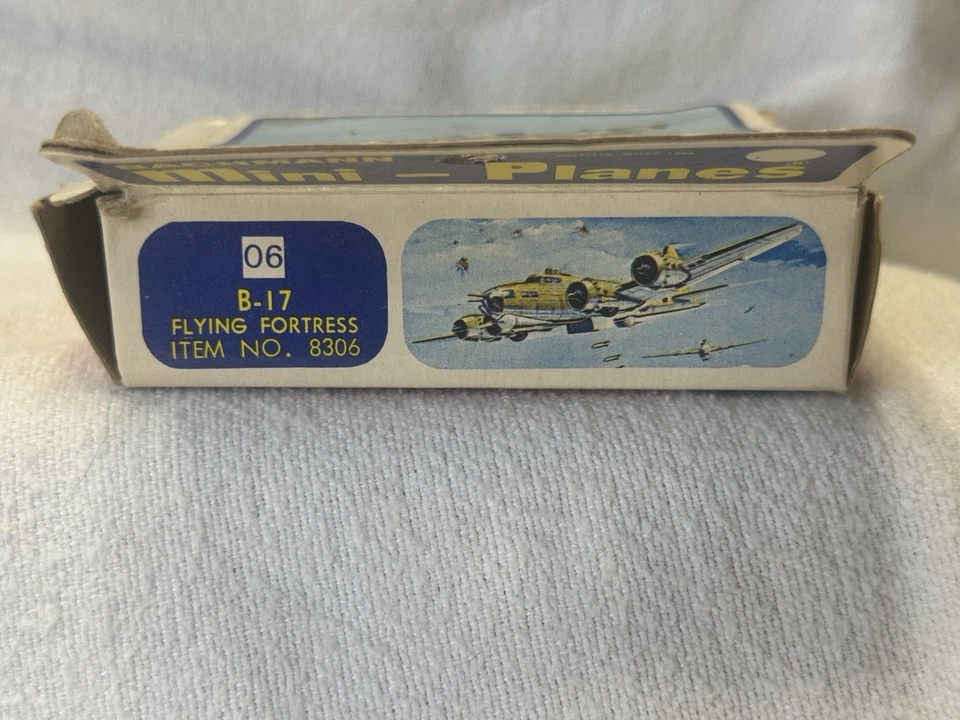 Bachmann Mini Planes 06 Flyng Fortress B-17 Missing One Bomb Door - Image 2 of 4