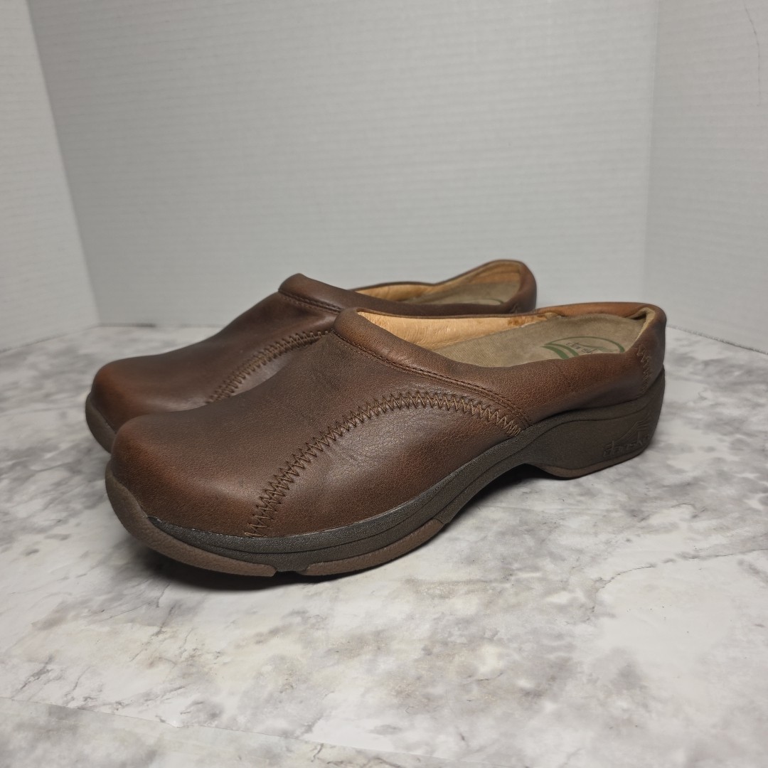 Dansko Comfort Career Shoes Size 40 Brown Leather Slip On Clogs Slip Resistant