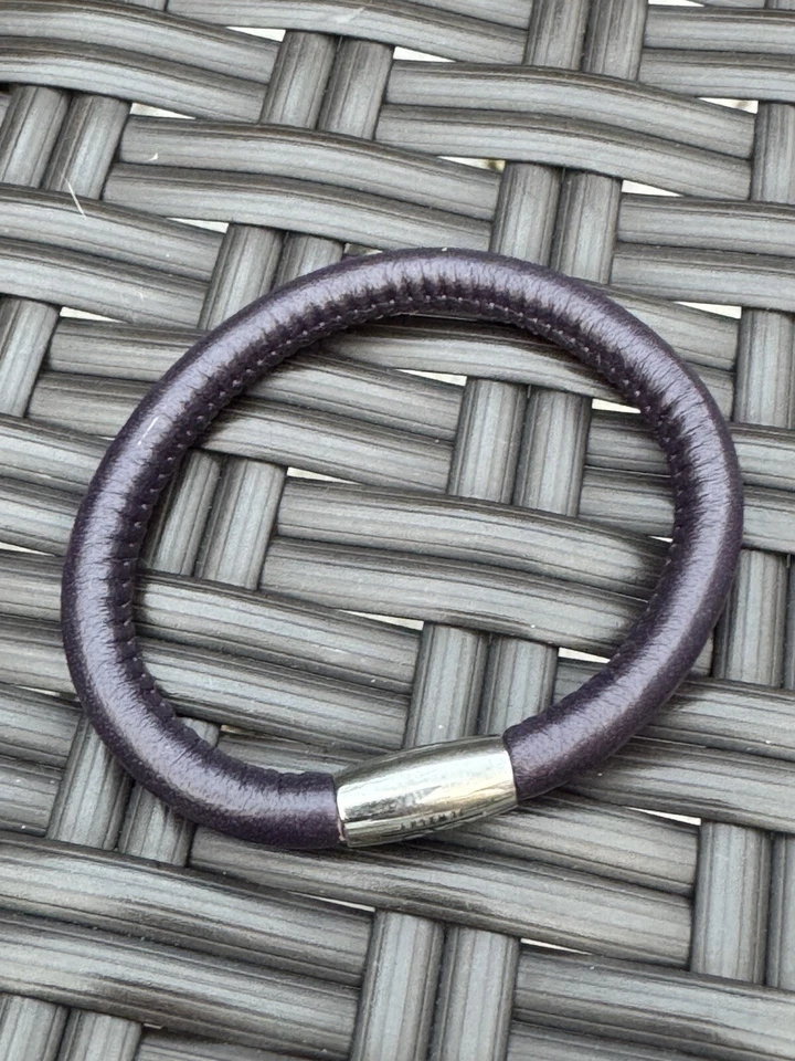 Pulsera de cuero púrpura sin fin con cierre magnético, 7 1/2 pulgadas Foto 4 de 4