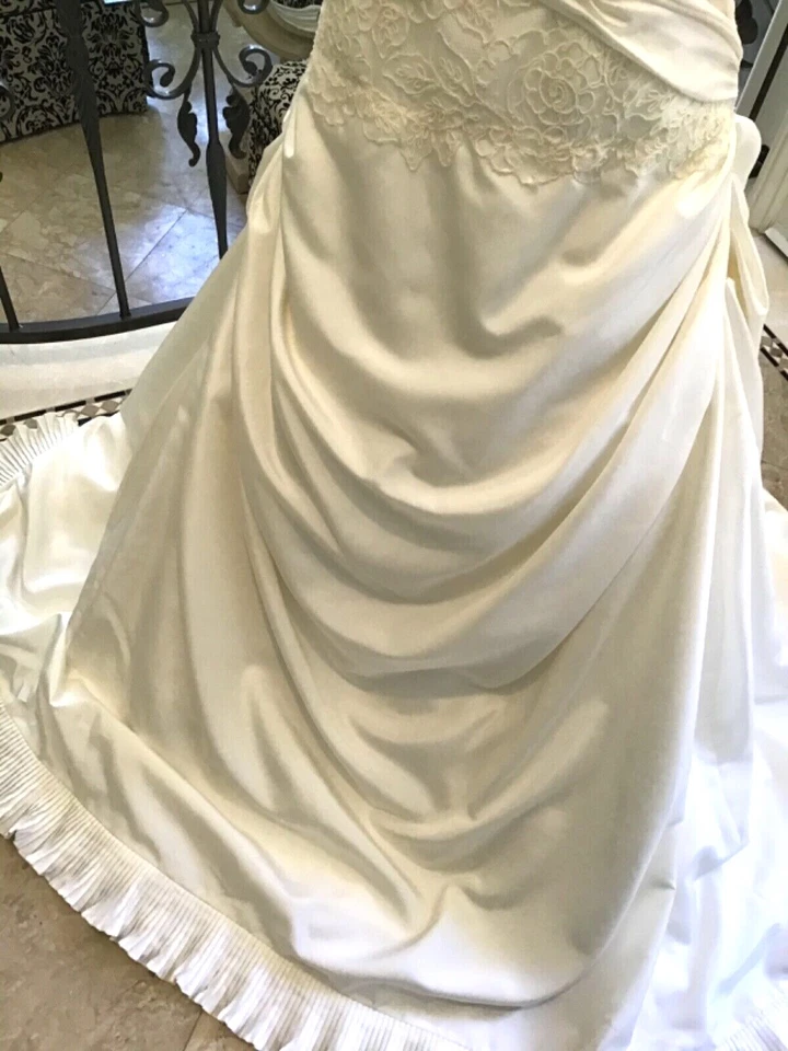 Paloma Blanca Wedding Dress  size 12 Sample dress - Image 4 of 4
