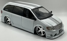 Chrysler Town & Country BLANCO PERLA - Jada Dub City escala 1/24 fundido a presión "MAYA"