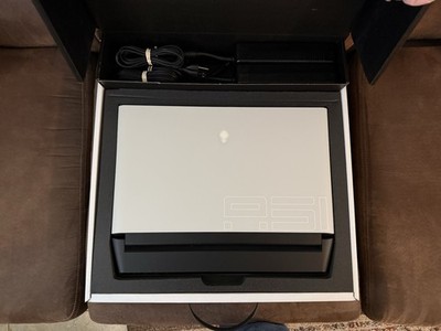 Alienware Area-51m R2 Core i9-10900K, 64GB RAM, 2TB SSD, RTX 2080 Super, 4K IPS