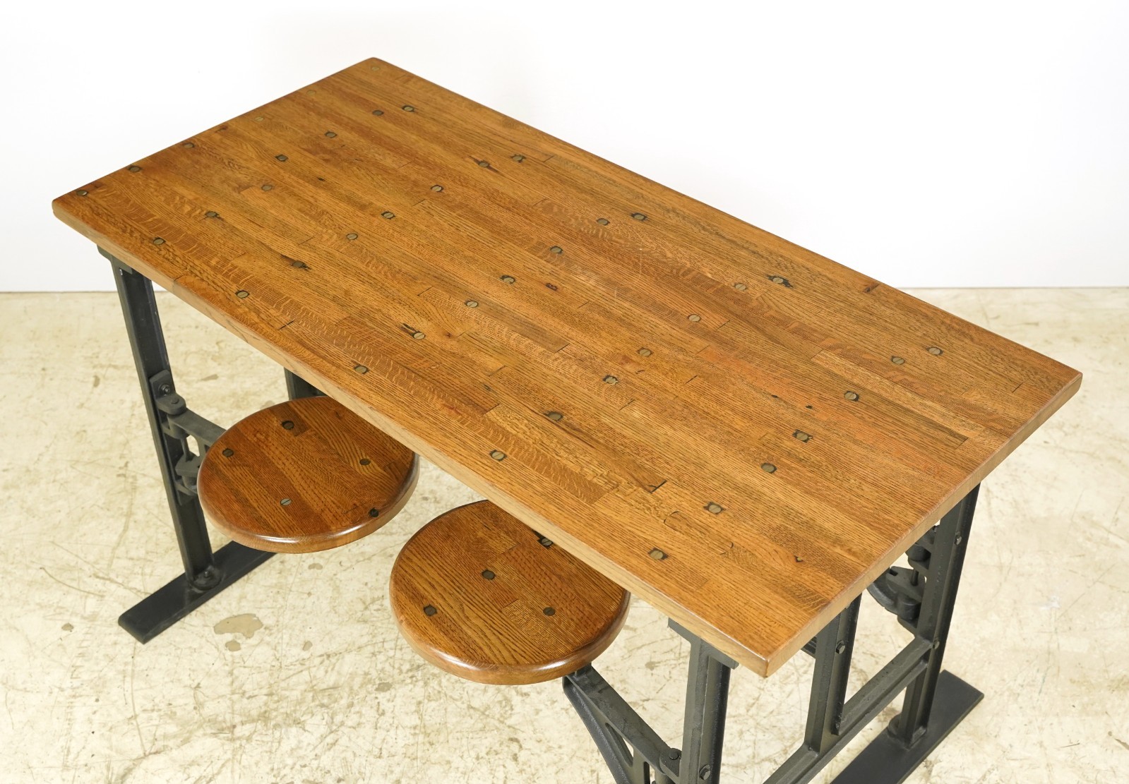 Provincial Industrial Flooring Top 4 Seat Swing Table