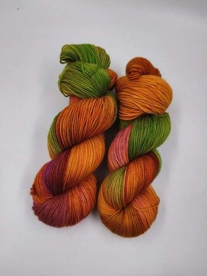 Die Softe '' High Twist Einöder Merino Sockenwolle -Grünes Orangerot *handgefärbt