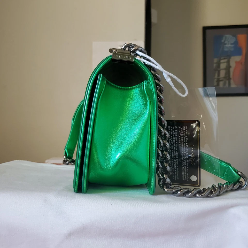 $6,900 Bolso Chanel Boy Metálico Verde Patente Plata Hw Solapa Antiguo Mediano Navidad Foto 4 de 4