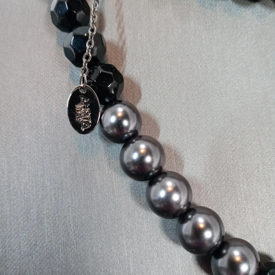 Collar largo de 35 pulgadas Amirta Singh cuentas de vidrio negro y perlas sintéticas grises Foto 4 de 4