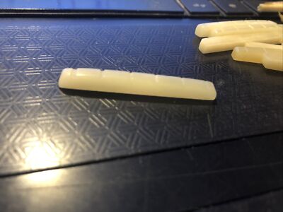 Echte ungebleichte Knochenmutter fertig geschlitzt 42 mm x 3,5 mm passend für Strat/Tele. LH oder RH