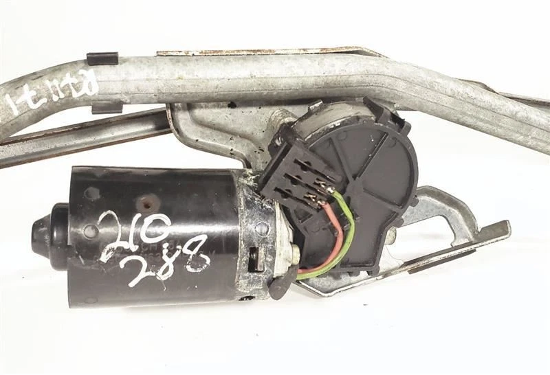 Front Wiper Transmission With Motor OEM 92 95 97 00 03 Volkswagen Eurovan - Image 3 of 4