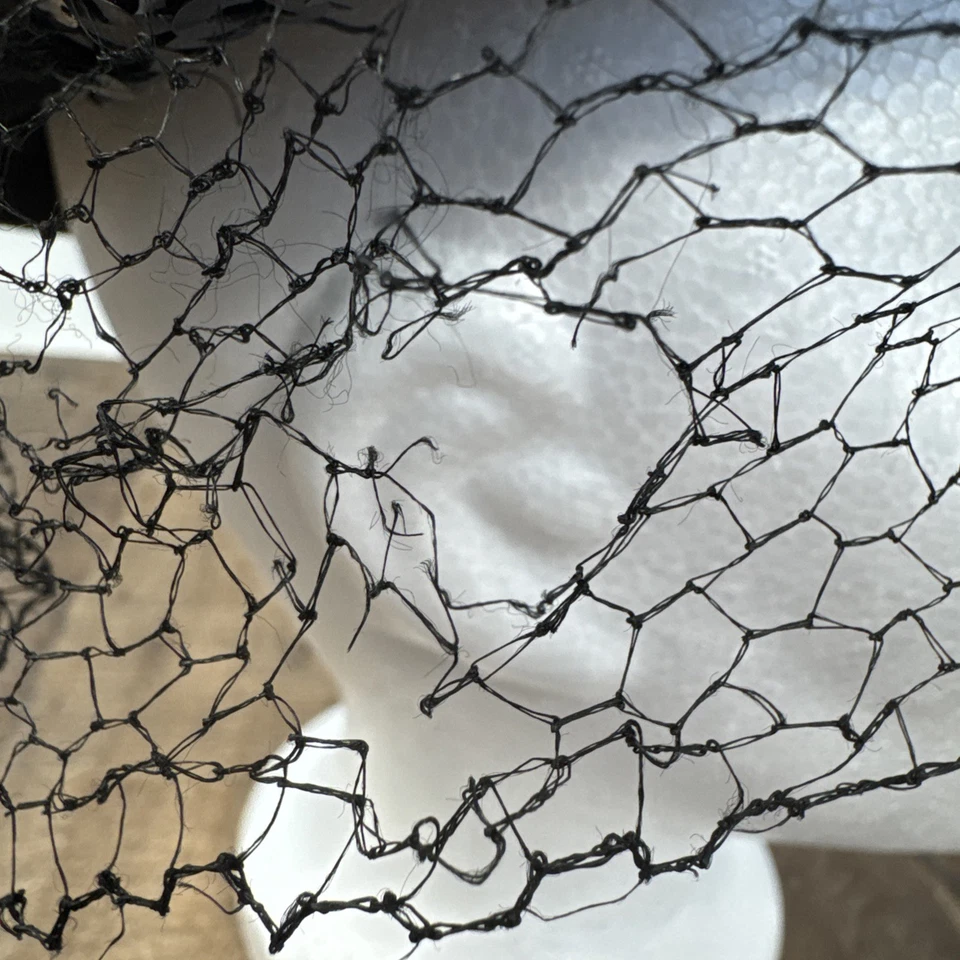 De colección - Sombrero de cóctel de fieltro de lana negro de los años 50 con ribete de lentejuelas y velo facial (dmg) Foto 3 de 4