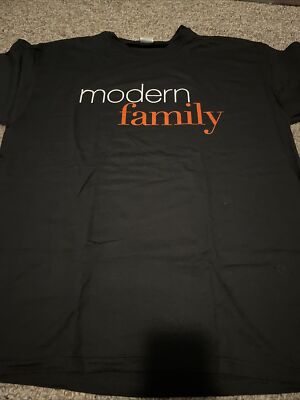 Modern family adult XL shirt ABC Disney Julie Bowen Ty Burrell Eric Stonestreet
