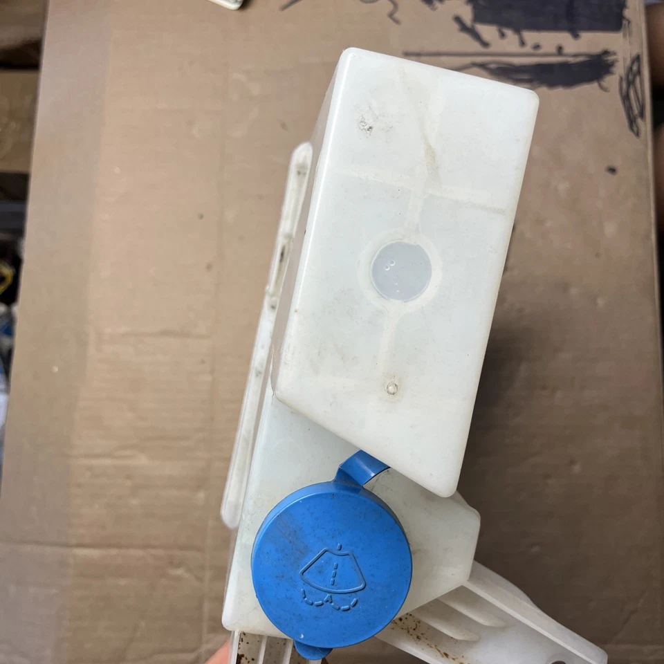 Nissan NV 2500 2012-2019 depósito de lavado OEM. Foto 4 de 4