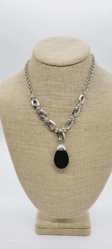 Collar Colgante Medallón Mercado Negro Casa Blanca Tono Plata Imitación Ónix 18 pulgadas Foto 4 de 4