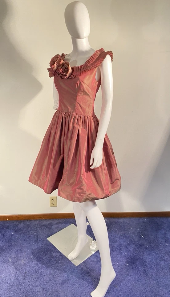 Vestido de fiesta retro estilo años 50 rosa piel de tiburón tafetán de Shantel Regier talla 6 Foto 3 de 4