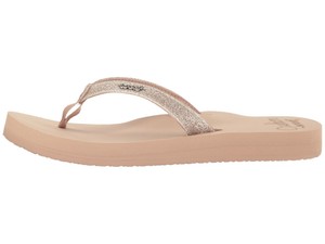 reef star cushion almond