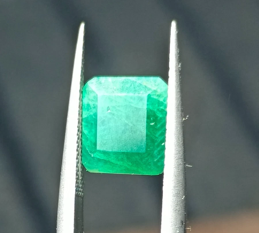 2.23 ct Faceted Emerald loose stone from swat Pakistan - Image 2 of 4