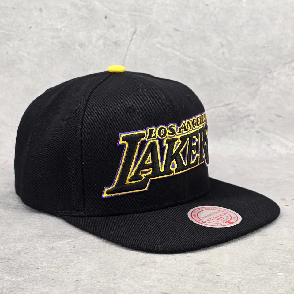 Gorra Mitchell & Ness Los Angeles Lakers Script negra y amarilla Snapback Hat Foto 3 de 4