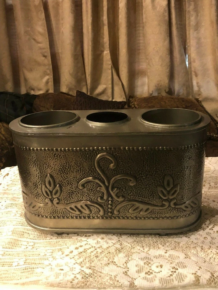 Antiguo enfriador de vino holandés de dos botellas de acero inoxidable color peltre en relieve Foto 2 de 4