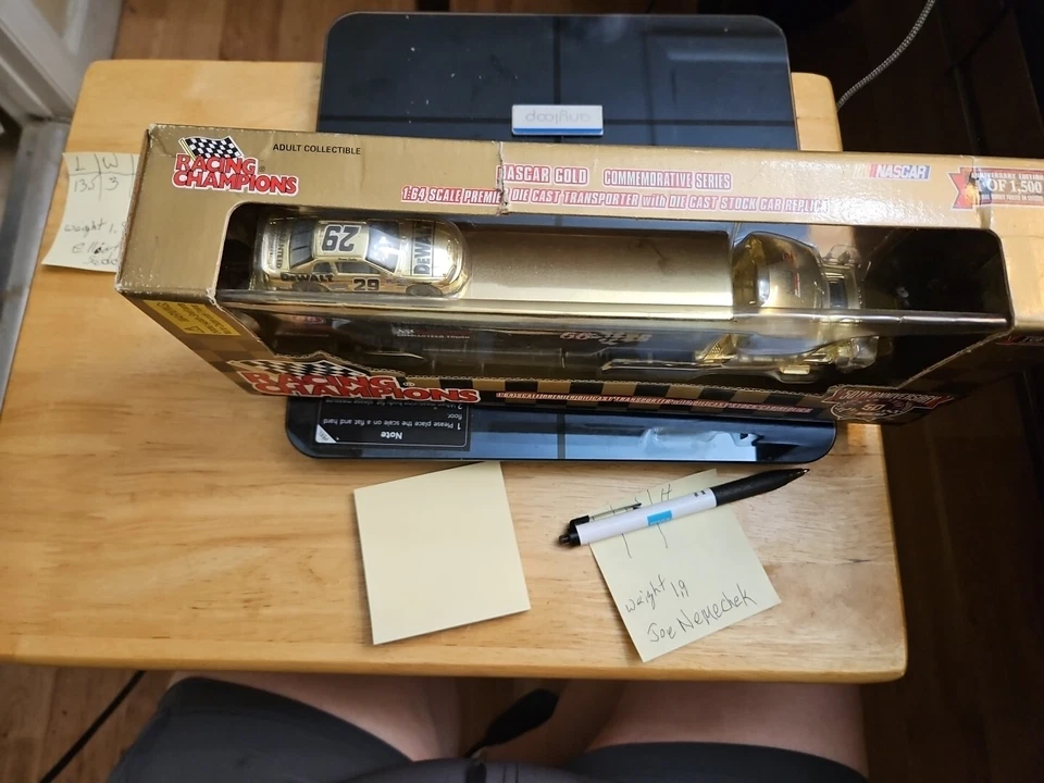 Transportador y coche Nascar Gold #29 Elliott Sadler 1998 escala 1:64 Foto 2 de 3