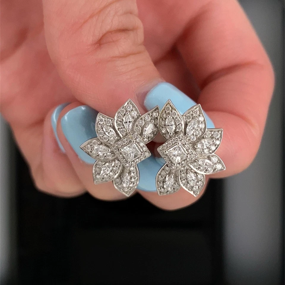 Aretes de diamantes impecables Kat Florence de oro blanco de 18 k de 1,18 quilates D $13000 Foto 3 de 4