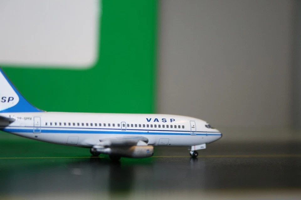 Aeroclassics 1:400 VASP Boeing 737-200 PP-SMV Die-Cast Model Plane - Image 3 of 4