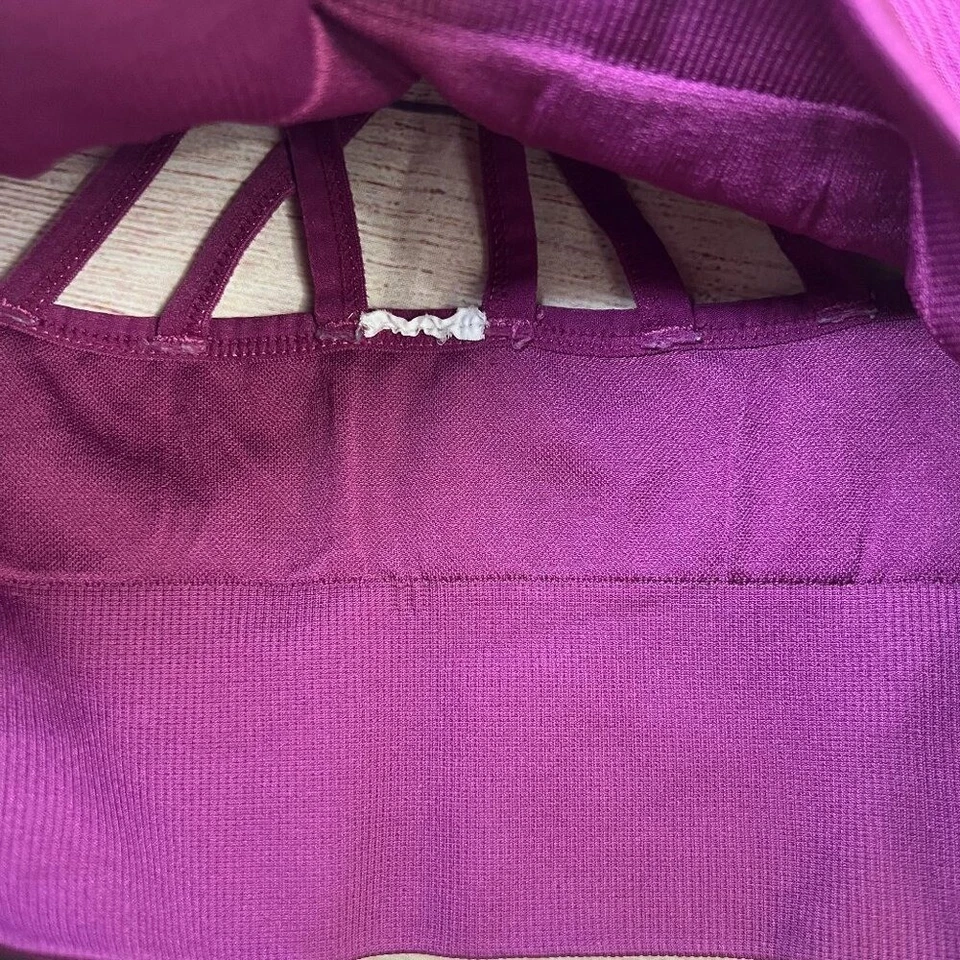 Sujetador deportivo New Balance para mujer talla S/M púrpura con tiras en la espalda Sujetador de entrenamiento atlético Foto 3 de 4