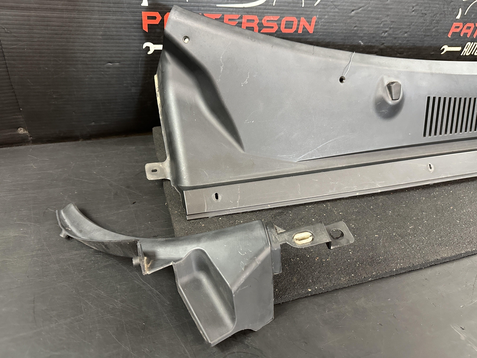 03-07 MASERATI COWL VENT WINDSHIELD WIPER SCREEN PANEL COVER