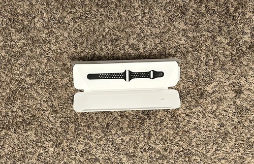 Apple Watch 2nd Gen SE 40mm With Nike Sports Band - Picture 3 of 3