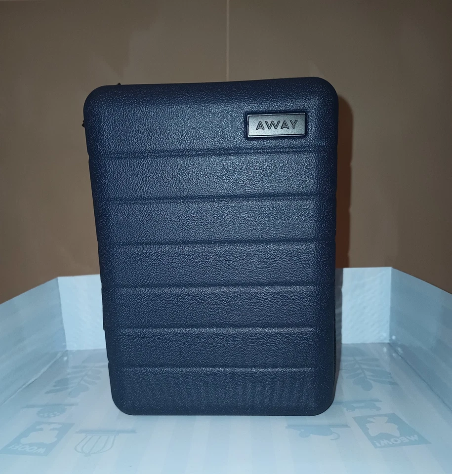 Kit de maquillaje Away X United Airlines mini estuche rígido artículos de tocador Avon azul marino Foto 2 de 4