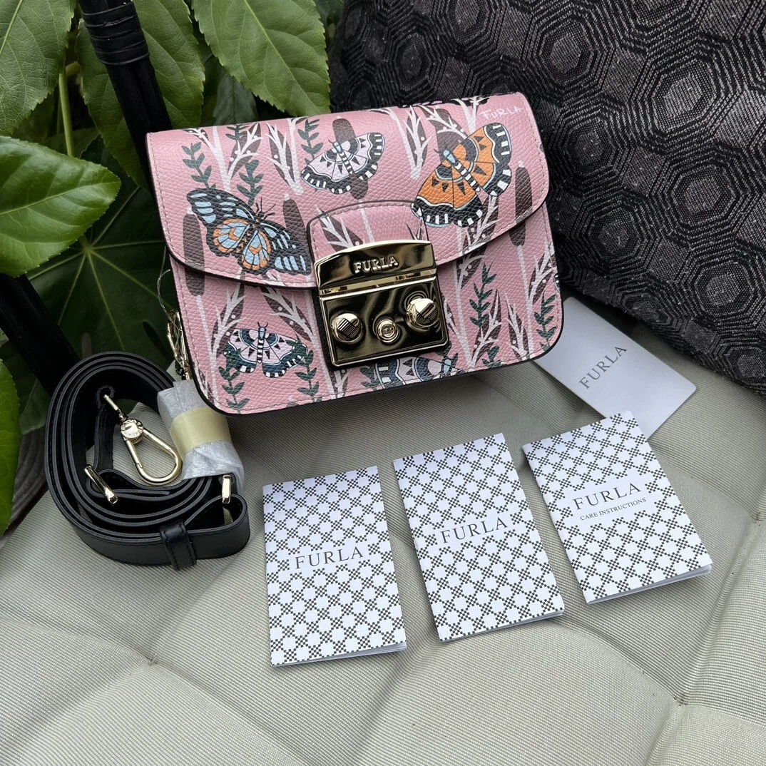 Metropolis leather crossbody bag Furla Pink in Leather - 34172687