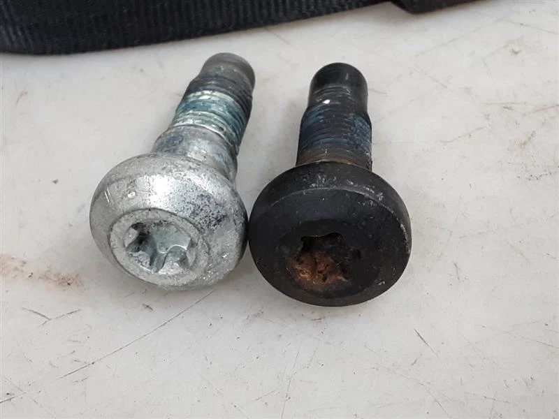 Jeep TJ Wrangler Passenger Rear Seat Belt Retractor 2003 2004 2005 2006 89849 Foto 2 de 4