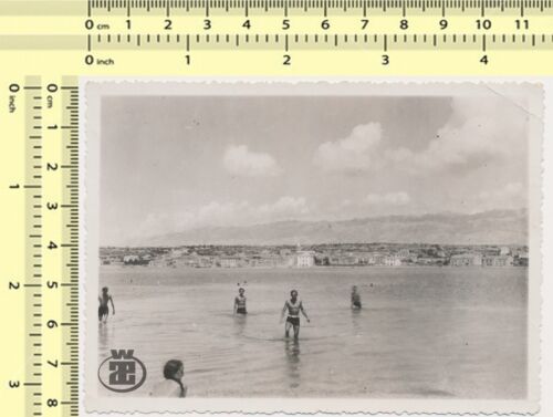 184 ORG VTG BW PHOTO Scene People in Shallow Water Men Swim Trunks Abstract - Afbeelding 1 van 2