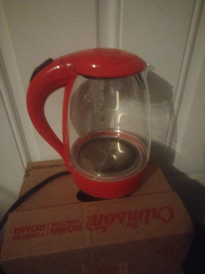 Hervidor eléctrico de vidrio iluminado Elite Platinum de Maxi-matic  Foto 3 de 4