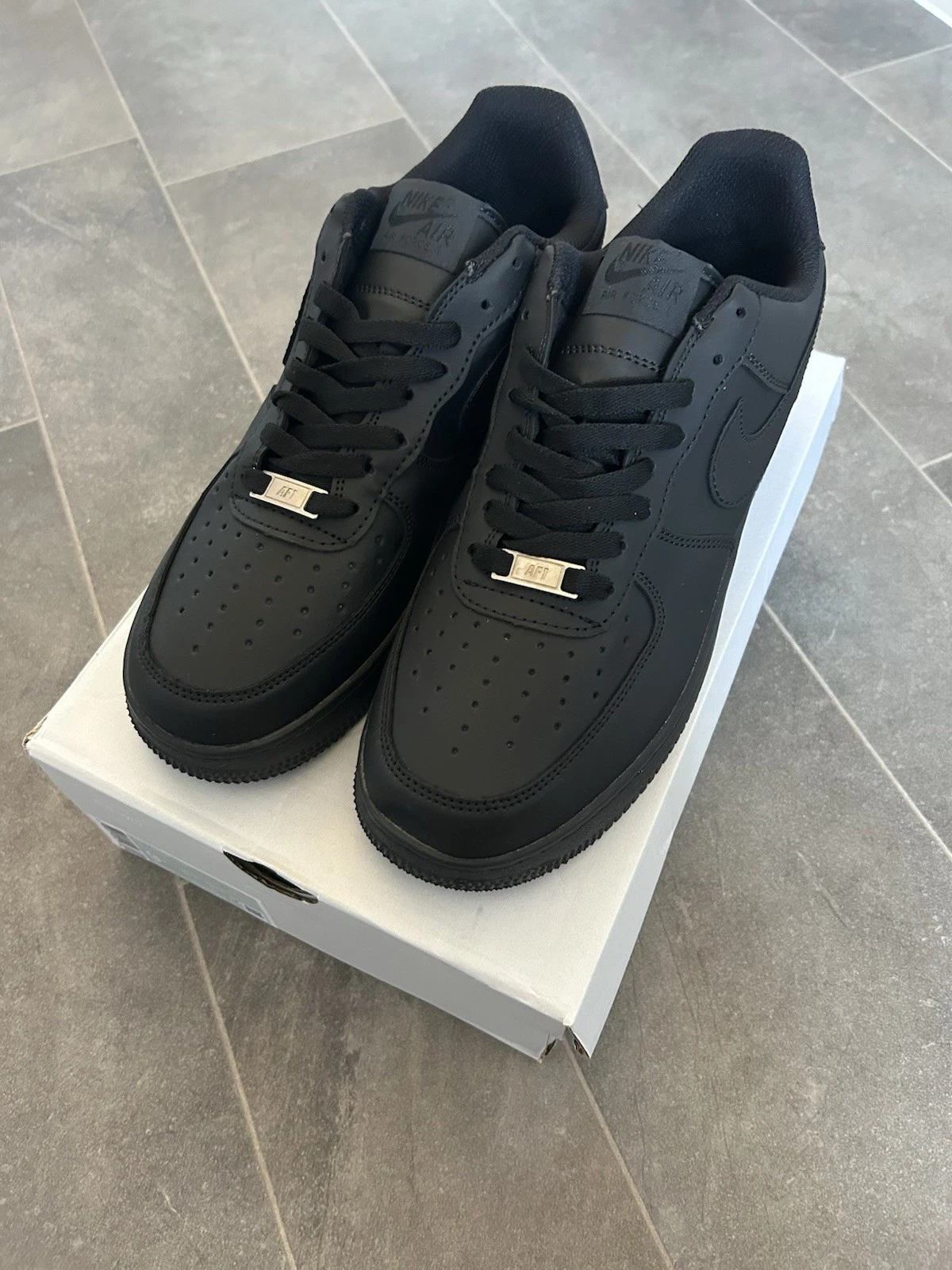 Nike Airforce 1 '07 Low Triple Black Taglia 6UK Spedizione lo stesso giorno