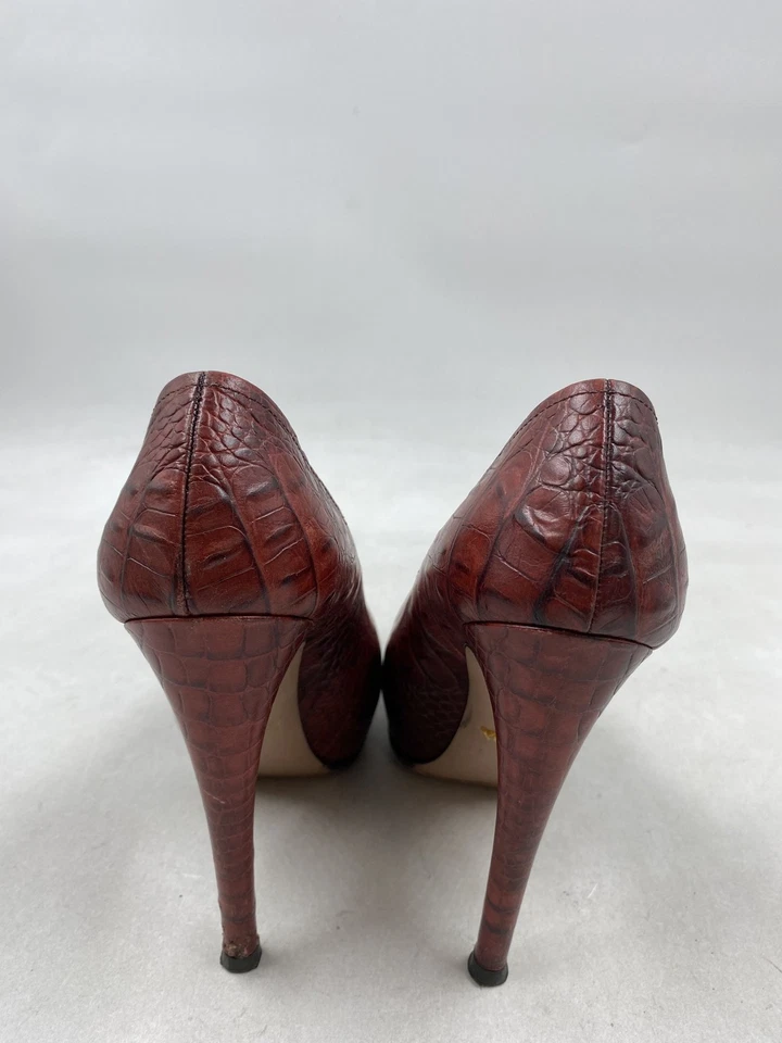 Bomba de tacón alto Prada marrón oscuro cocodrilo en relieve W 6 Foto 4 de 4