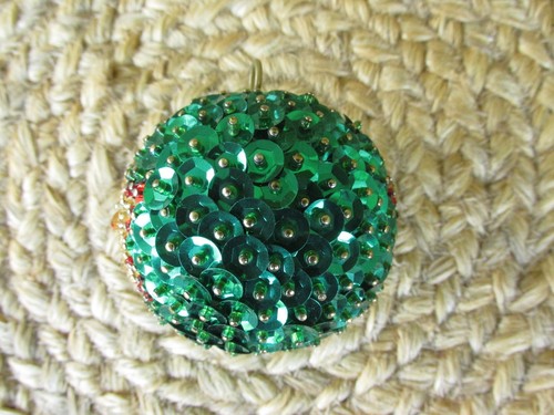 GREEN RED GOLD STAR SEQUIN and BEAD CHRISTMAS ORNAMENT Hand Made - Picture 4 of 7