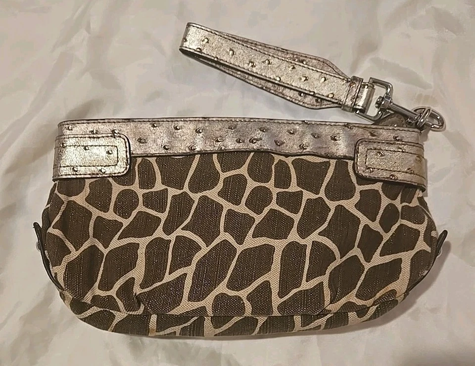 Bolso sin asas G by Guess marrón y dorado con estampado de jirafa Foto 3 de 4